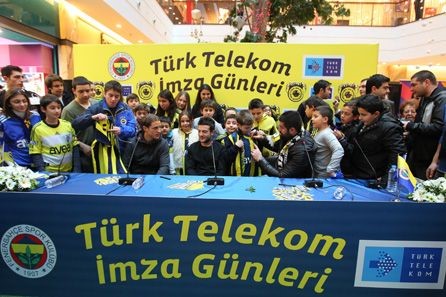 Türk Telekom İmza Gününde Taraftarla Buluştular